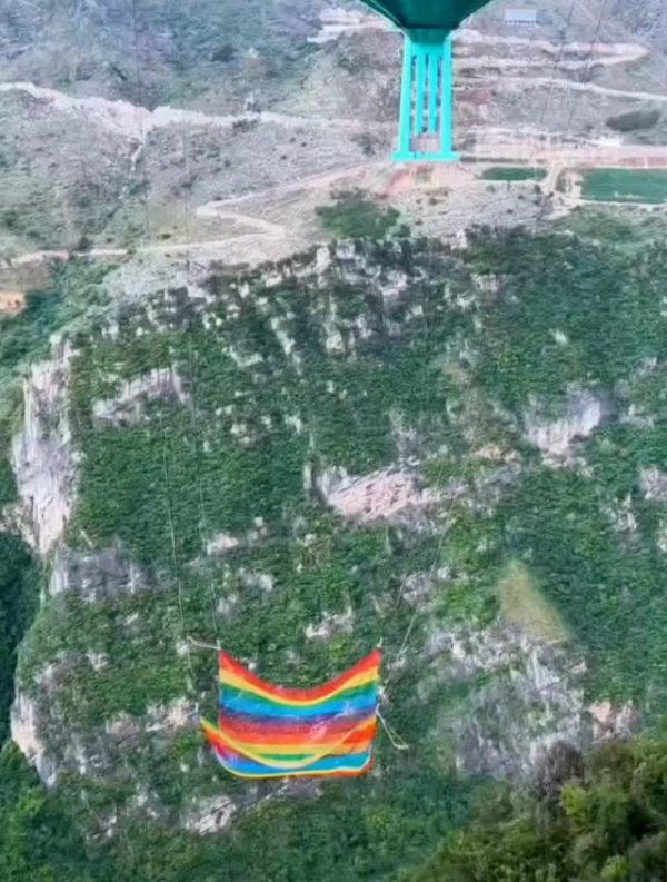 配资快线 “世界第一高桥”无绳蹦极亮相！下方有安全网接住，1次1600多元，工作人员：开放前会进行真人测试