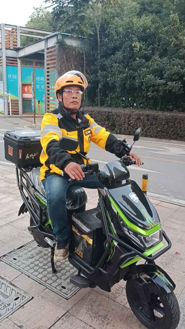 丰云股票 外卖员丢车后获顾客赠饮 携礼物登门致谢感动全网